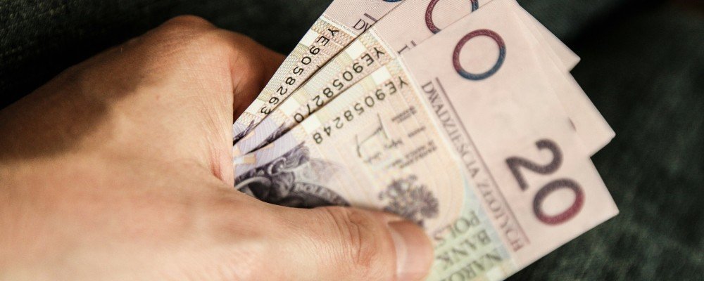 banknoty-w-dloni
