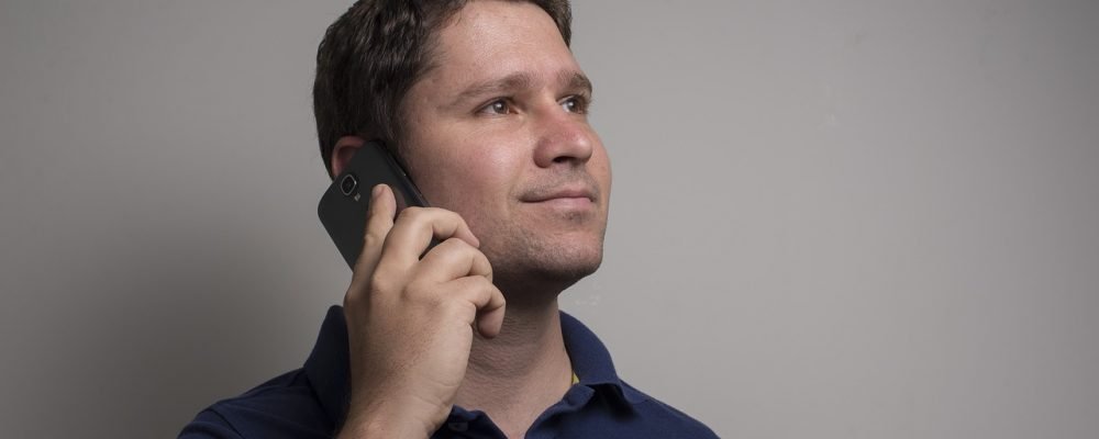 przez telefon