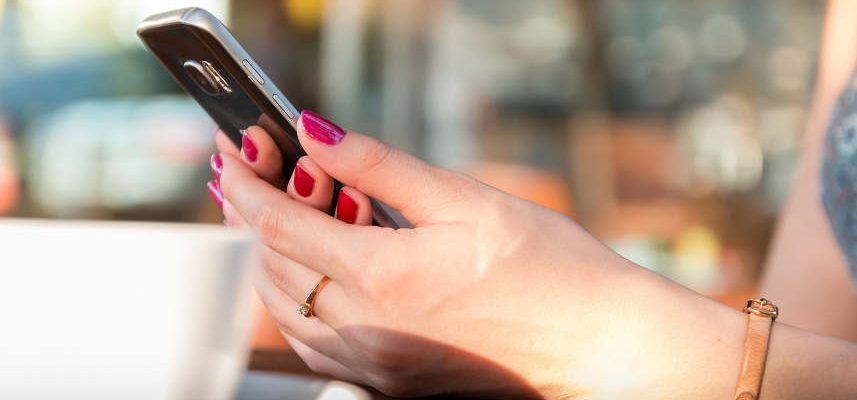 kobieta składająca wniosek o pożyczkę mobile