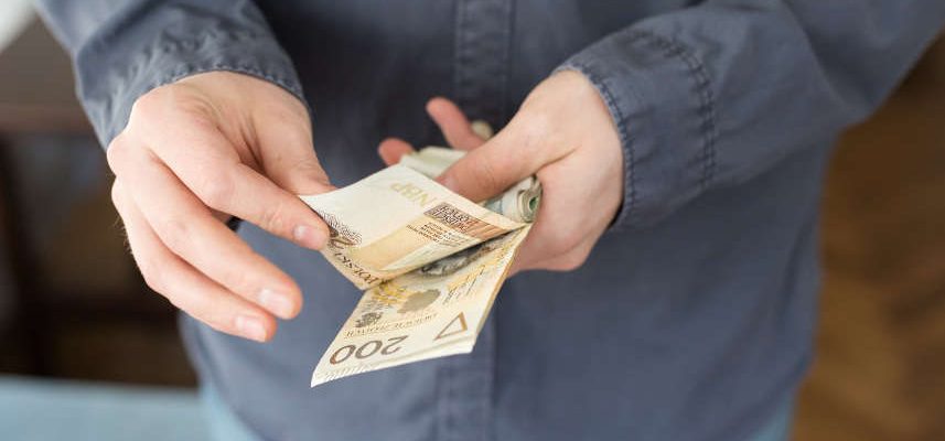 mężczyzna liczący pieniądze