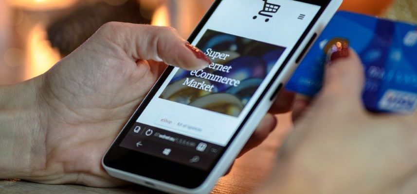 kobieta trzymająca smartphone