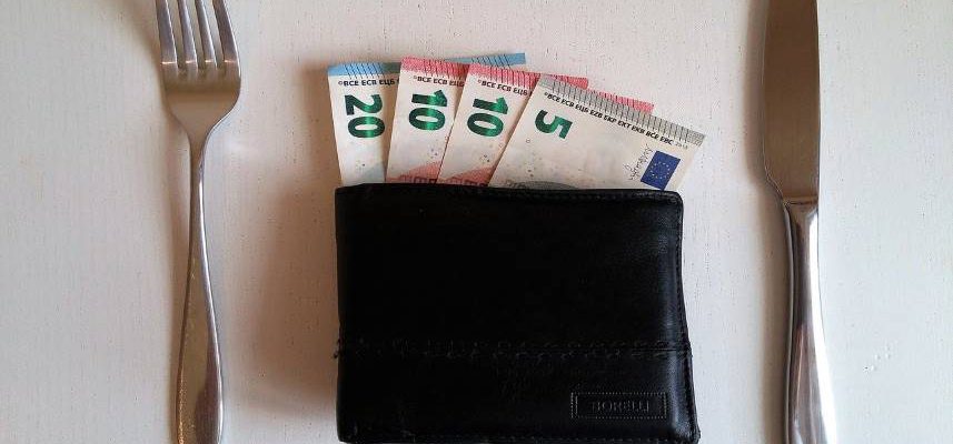 portfel z pieniędzmi i sztućce