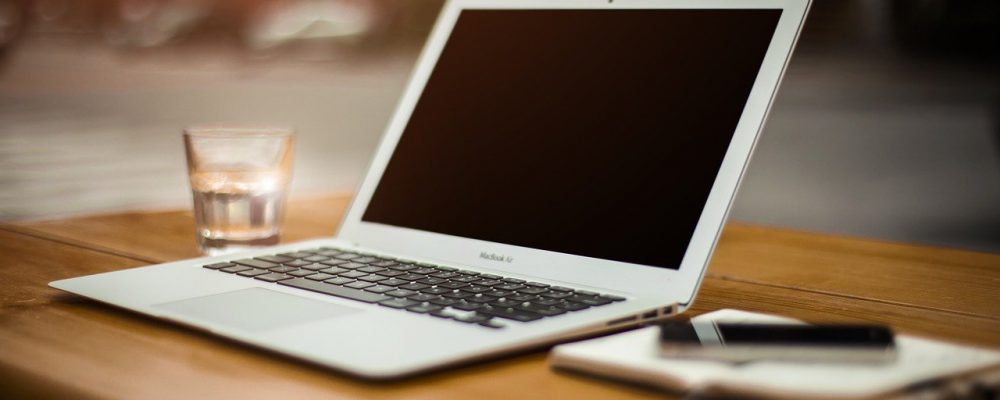 biurko a na nim telefon, długopis i klawiatura