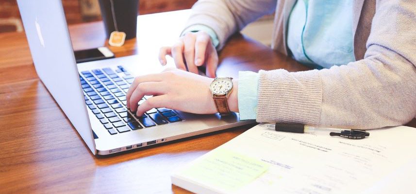 mężczyzna który pisze coś na laptopie